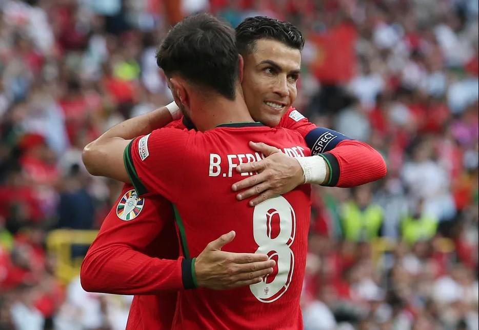 AG体育官网-英媒：C罗曾邀请B费加盟胜利，后者表示想在欧洲至少再踢1年