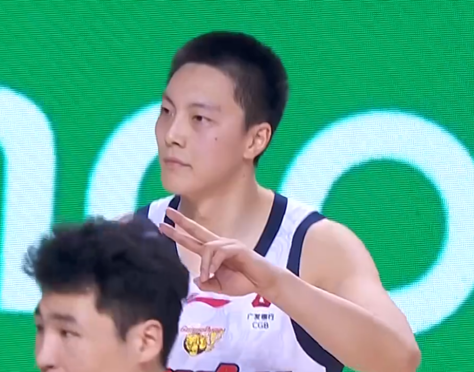 AG体育官方网站-广东3消息！胡明轩深夜发声，徐杰新发型遭吐槽，焦泊乔化身阿联